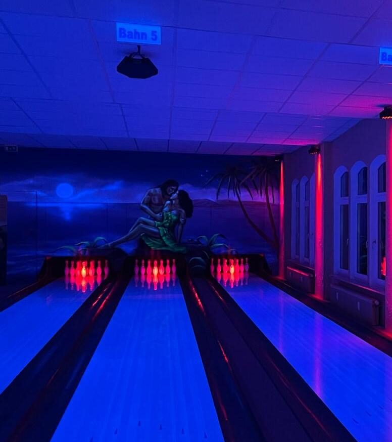 Moonlight Bowling mit Schwarzlicht
